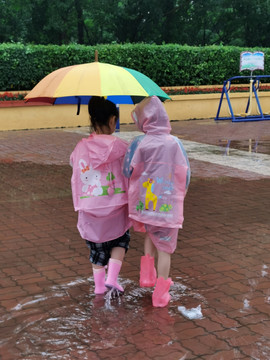 下雨天儿童戏水