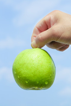 手里拿着一个苹果梨