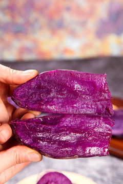 手拿掰开的紫薯