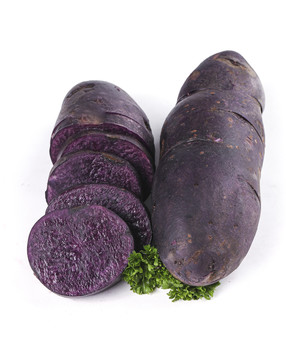 白底上摆放着紫色土豆