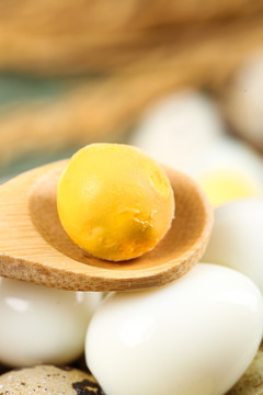 勺子里的熟鹌鹑蛋黄