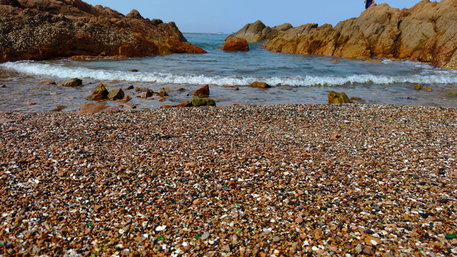 海边石子和浪花风光