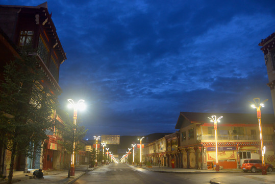 四川道孚县八美镇街道夜景