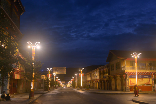 四川甘孜州道孚县八美镇街道夜景