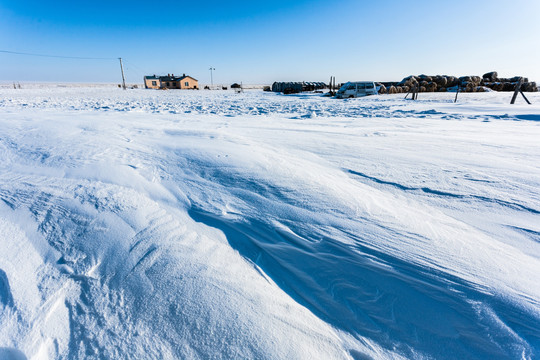 秋季草原积雪民居