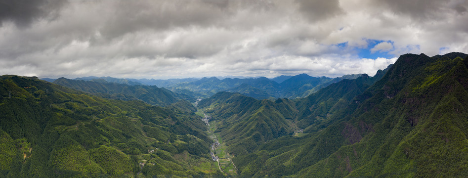 航拍青山绿水遂昌南尖岩石笋头村