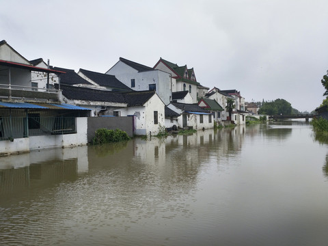 台风天沿河民居