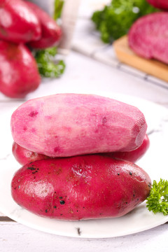 盘子里装着新鲜红土豆
