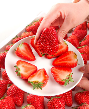盘子里装着奶油草莓