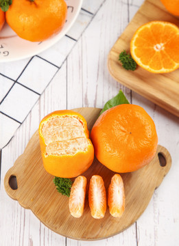 木板上放着柑橘