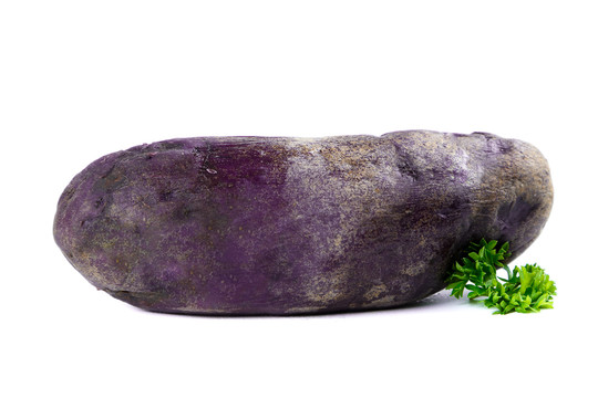 白底上放着黑紫马铃薯