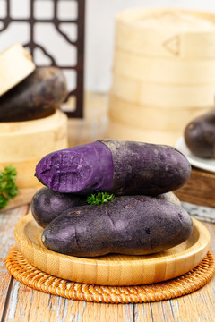 盘子里装着黑紫马铃薯