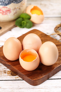 木板上放着新鲜鸡蛋