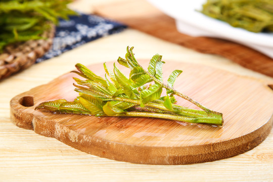 木板上放着沂蒙山香椿芽