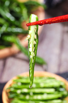 筷子夹着切开的青米椒