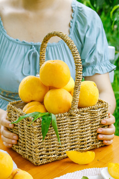 篮子里装着新鲜黄桃