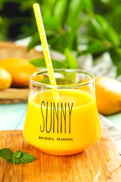 杯子里装着芒果榨的汁