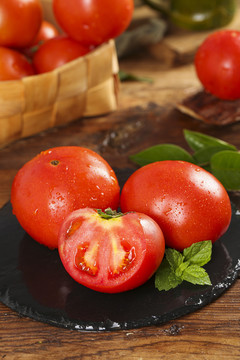 石板上的新鲜西红柿