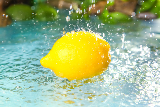 水里放着一颗柠檬