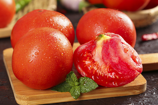 木板上的山东西红柿