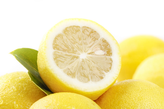 白底上的黄柠檬