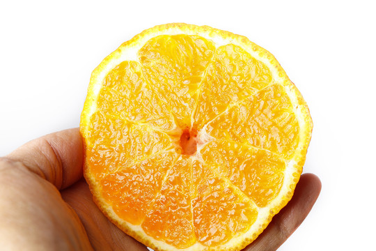 手拿切开的新鲜丑橘