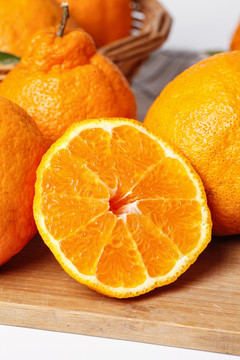 浅底上放着切开的新鲜丑橘