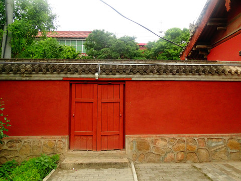 红色大门红墙