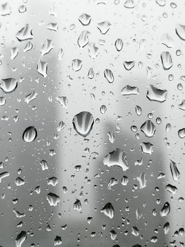 下雨天玻璃上的雨滴建筑倒影