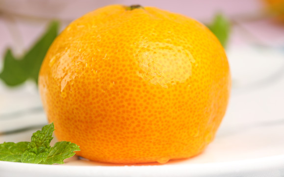 盘子里摆放着椪柑橘