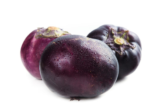 白底上的紫皮圆茄子