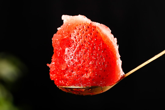 勺子上放着草莓冰沙