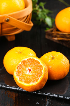黑石板上的椪柑橘
