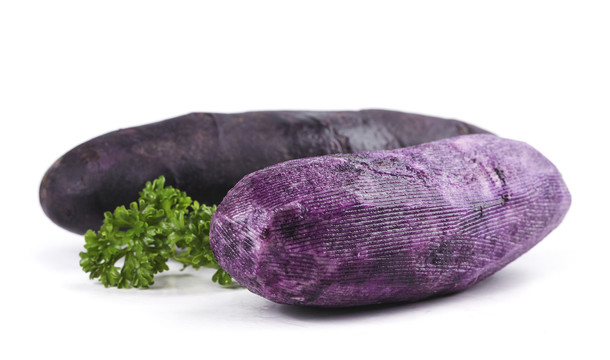 白底上的黑紫马铃薯