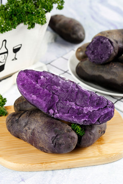 木板上的黑皮紫心土豆