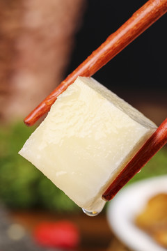 筷子上夹着洋姜块