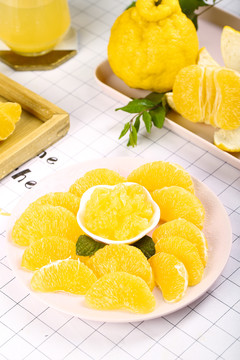 盘子里装着新鲜橘柑