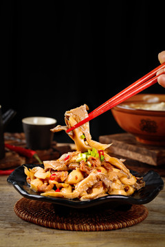筷子夹着平菇炒肉