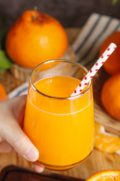 手里拿着一杯橘柑汁