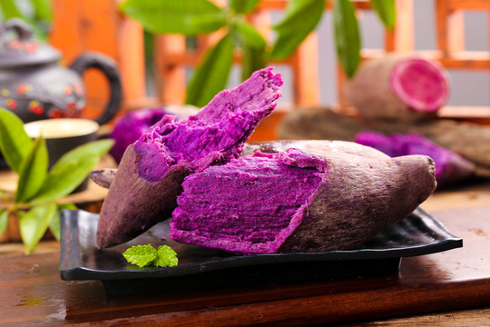 木板上的紫薯