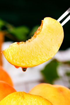 叉子叉着一块新鲜黄桃