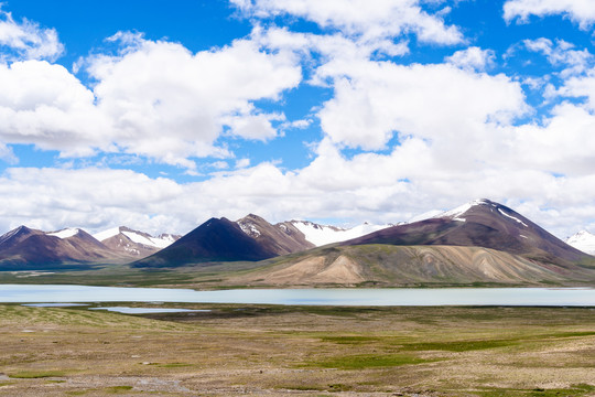 青藏高原唐古拉山脉与高原湖泊