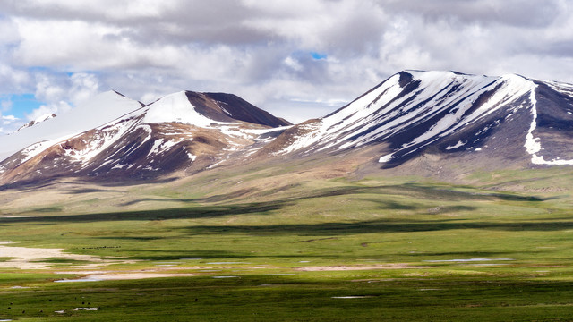 青藏高原唐古拉山冰川与高原湖泊