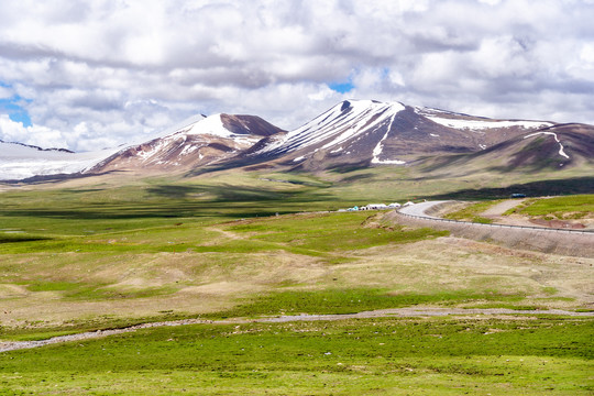 青藏高原唐古拉山冰川与高原湖泊