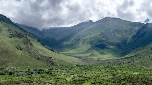 中国西藏高原上的高山和村庄