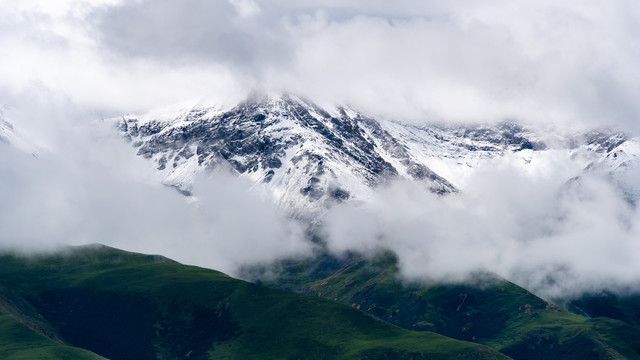 西藏自治区高原上云雾缭绕的雪山