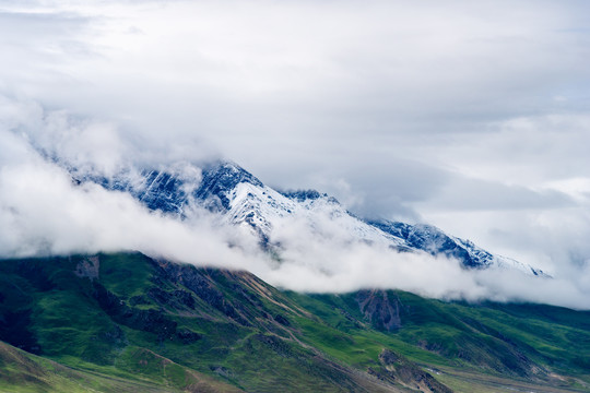 西藏自治区高原上云雾缭绕的雪山