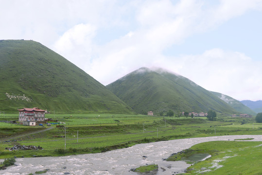 新都桥镇瓦泽乡河畔的藏族村庄