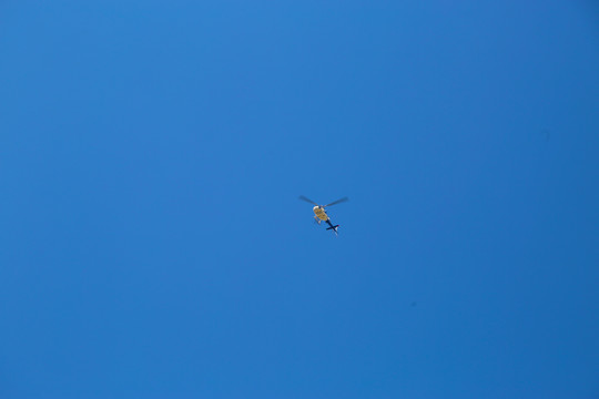 天空中的直升机