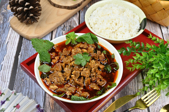 红烧牛肉配饭